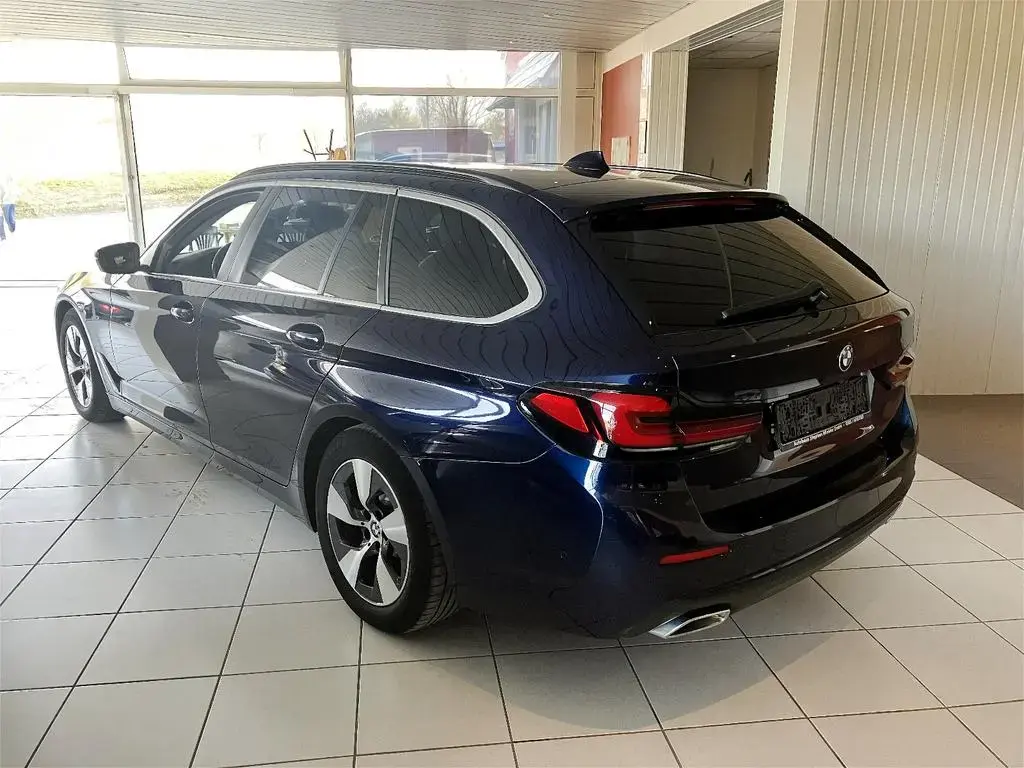 Main__Slider__Photo:BMW 5 Series 520d Innovationspaket/HuD/AHK/Parkasst/4-Zonen 08/2022-1