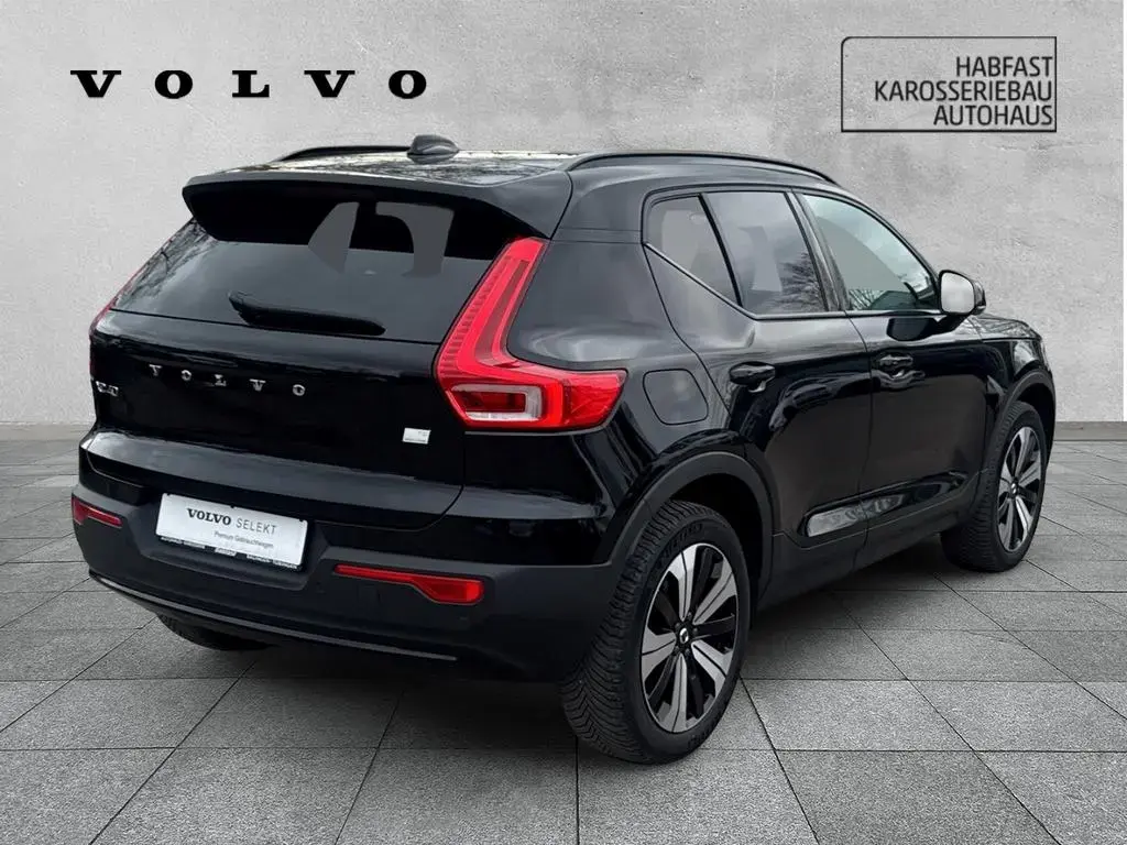 Main__Slider__Photo:Volvo XC40 Plus Dark Recharge Plug-In Hybrid 2WD Stand 09/2022-1