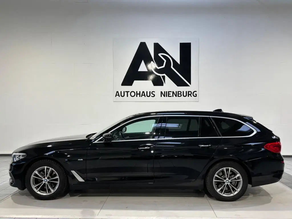 Main__Slider__Photo:BMW 5 Series 520d Sport Line, Automatik,Panorama-Dach,Kamera 10/2017-1