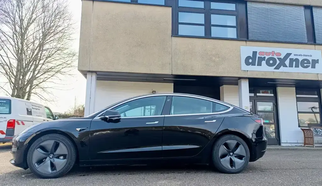 Main__Slider__Photo:Tesla Model 3 Standard Range Plus RWD 11/2019-1