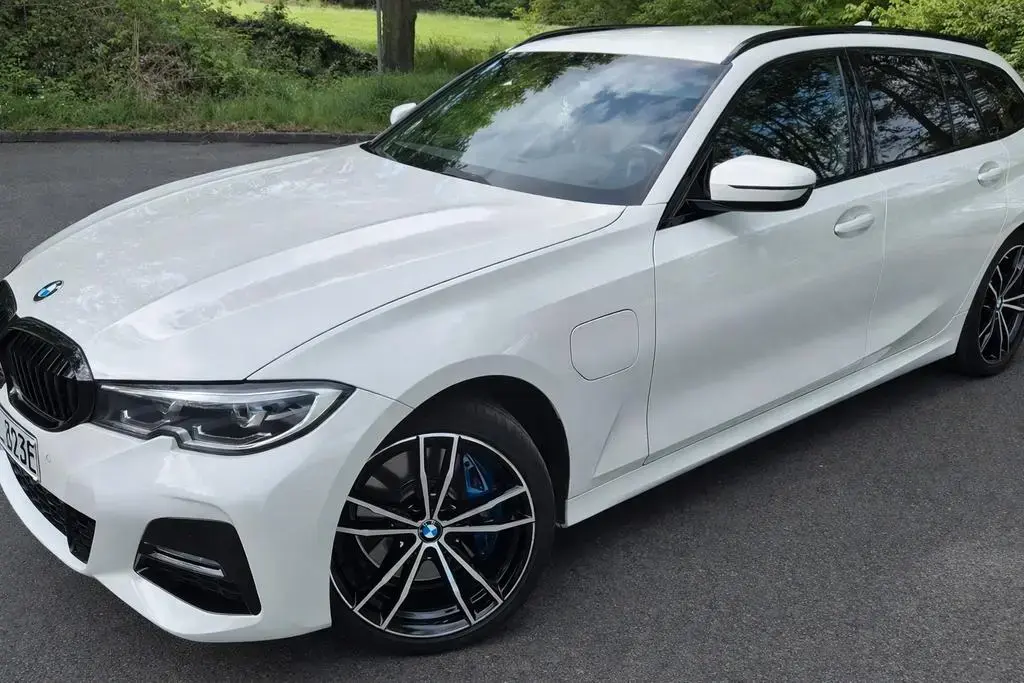 Main__Slider__Photo:BMW 3 Series 330e Touring M Sportpaket 8-fach bereift 03/2021-1