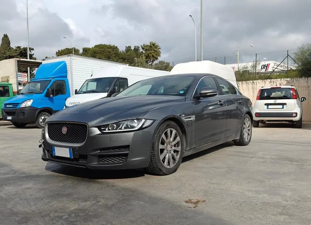 Main__Slider__Photo:Jaguar XE 2.0 D Turbo 180CV aut. Portfolio (Avar 09/2015-0