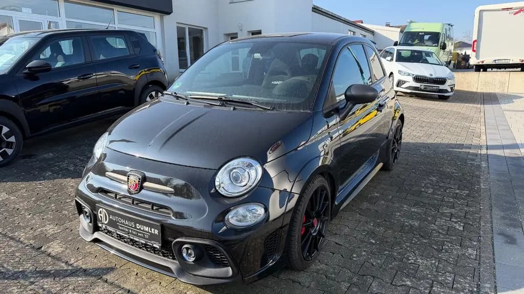 Main__Slider__Photo:Abarth 695 MY22 695 1.4 T-Jet 132 kW (180 PS) 08/2023-0