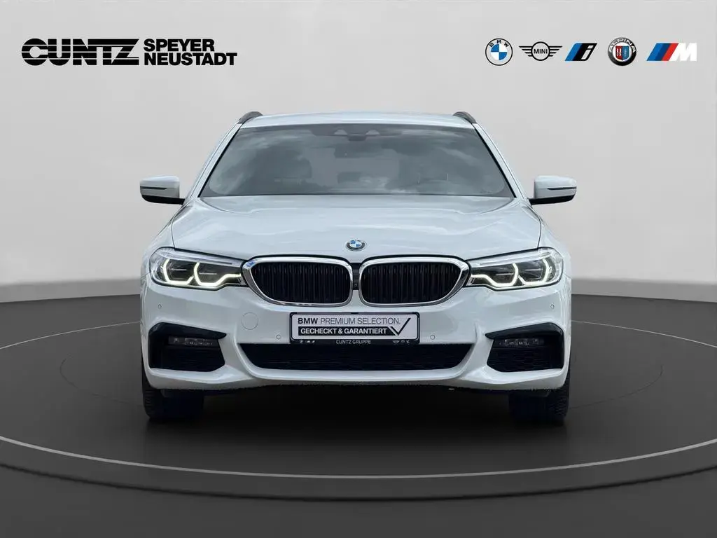 Main__Slider__Photo:BMW 5 Series 540d xDrive Touring M Sport Harman/Kardon Parkin 02/2020-1