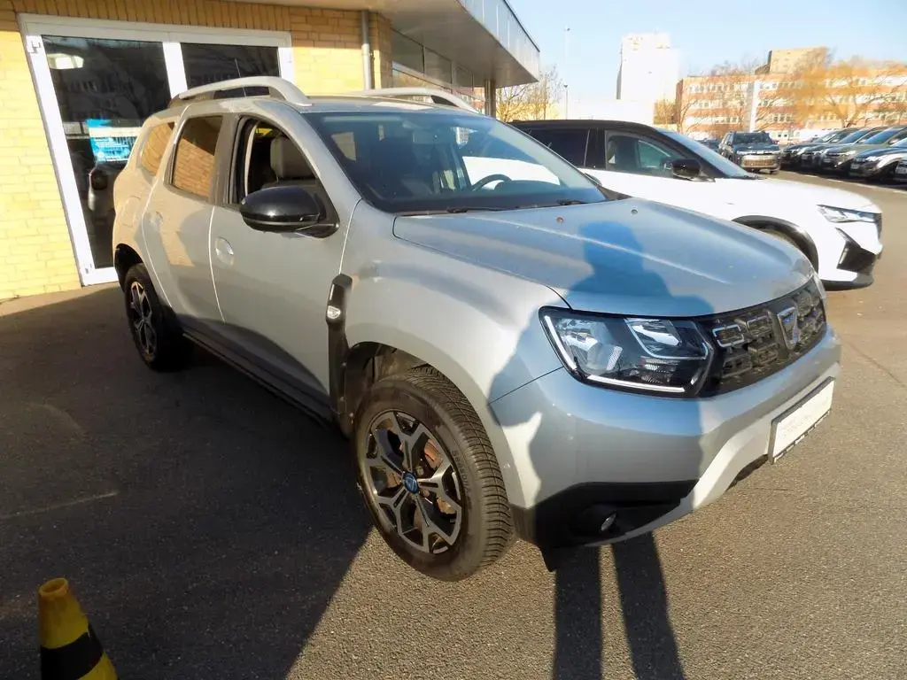 Main__Slider__Photo:Dacia Duster TCe 130 2WD GPF Celebration 06/2021-1