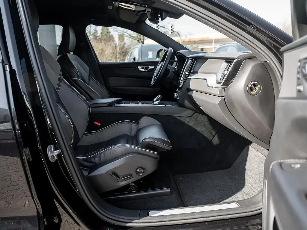 Main__Slider__Photo:Volvo XC60 B4 Plus Dark 10/2022-1
