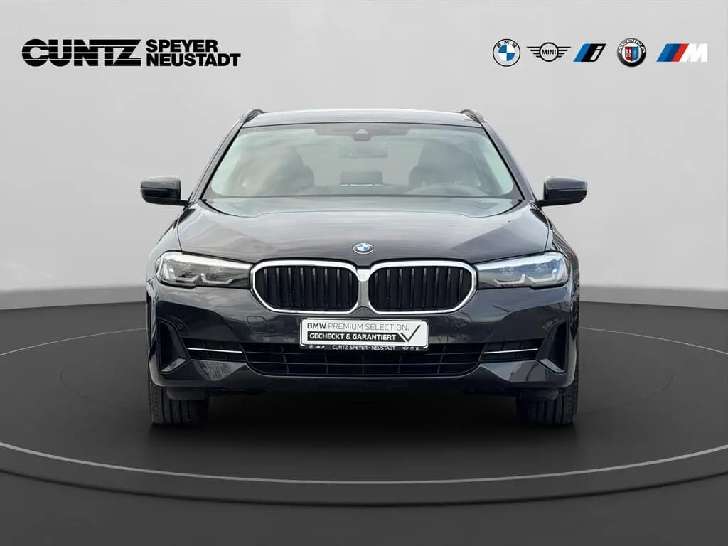 Main__Slider__Photo:BMW 5 Series 520d Touring Head-Up Driving+ParkingAssistant Li 10/2022-0
