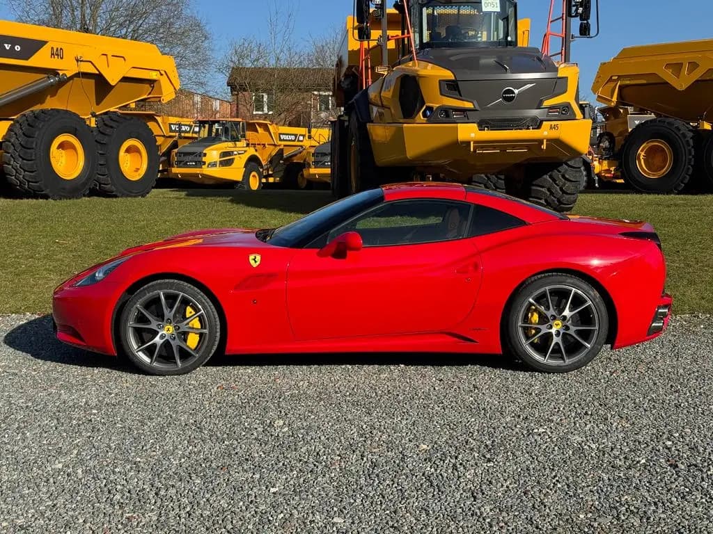 Main__Slider__Photo:Ferrari California 4.3 V8 / Carbon / Rosso Corsa / 2+2 07/2011-0