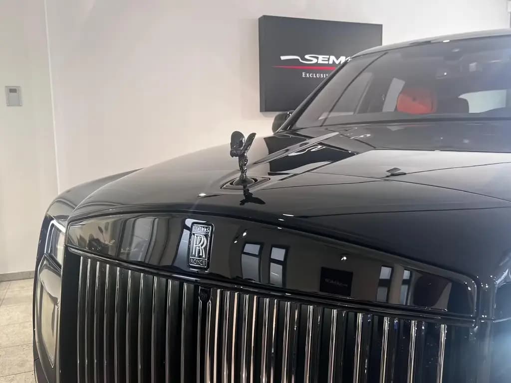 Main__Slider__Photo:Rolls-Royce Cullinan / BALCK BADGE/FACELIFT/MY26/MANDARIN null-0