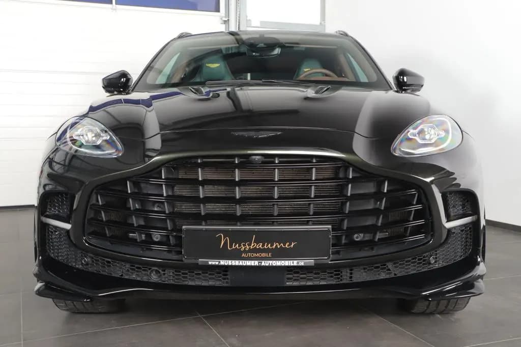 Main__Slider__Photo:Aston Martin DBX V8 707 minotaurgreen 23 Zoll Leather Q SEMI 02/2024-0