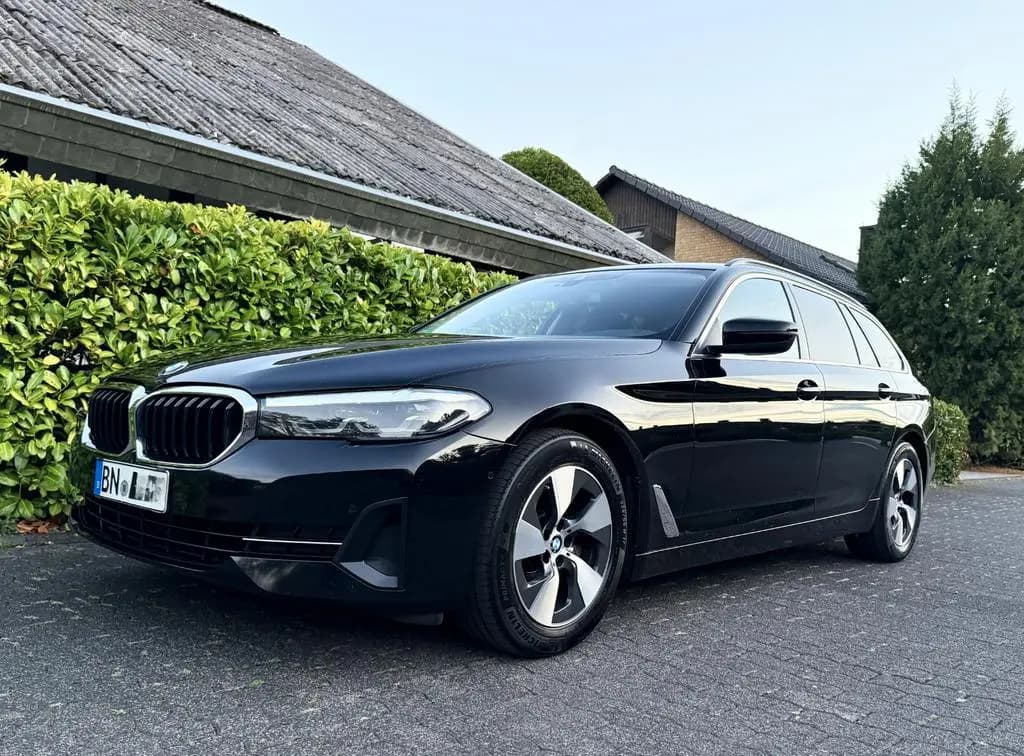 Main__Slider__Photo:BMW 5 Series 520d Touring A - 10/2020-0
