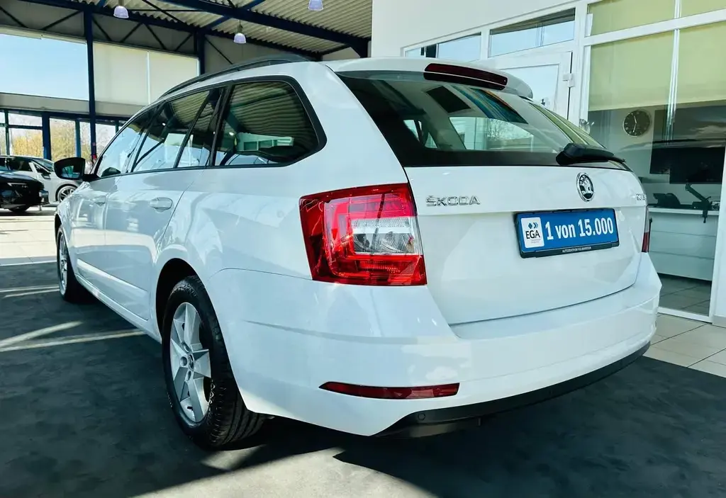 Main__Slider__Photo:Skoda Octavia 1.5 TSI Ambition DSG SHZG PDC v+h CarPla 07/2018-1
