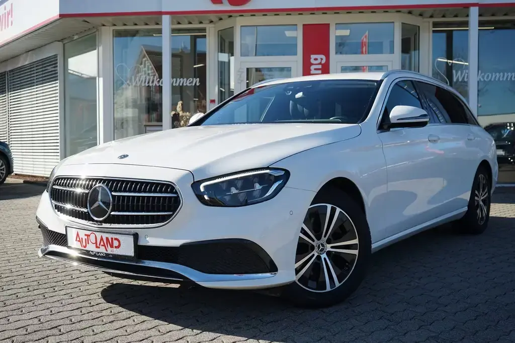 Main__Slider__Photo:Mercedes-Benz E-Class E220 d Avantgarde 4-Matic LED Navi ACC AHK 01/2021-1