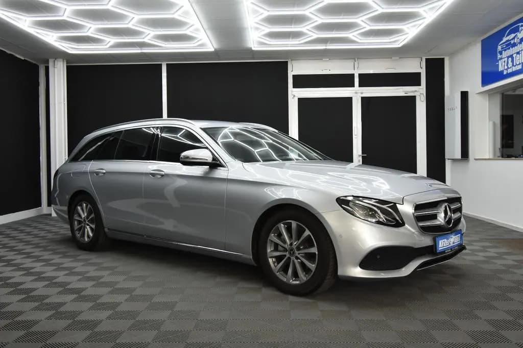 Main__Slider__Photo:Mercedes-Benz E-Class 220 SHZ AHK RFK LED Ambiente. 07/2018-0