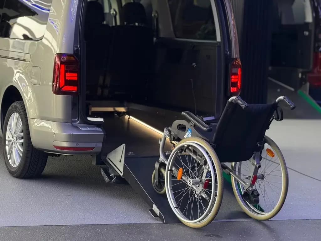 Main__Slider__Photo:Volkswagen Caddy Maxi-DSG-Behindertengerecht-Rampe 06/2018-0