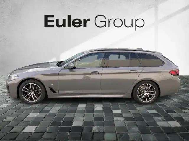 Main__Slider__Photo:BMW 5 Series 520 d Touring Sportpaket Luftfederung Navi Digit 12/2020-1