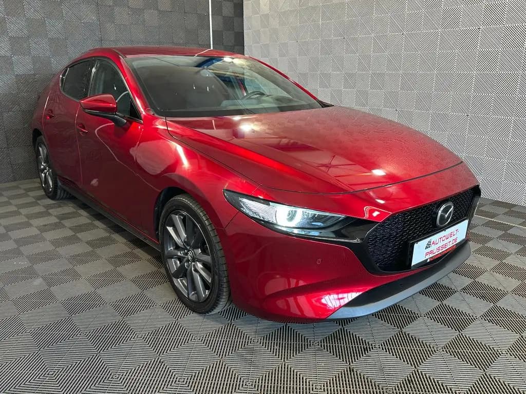 Main__Slider__Photo:Mazda 3 Lim.*SELECTION*MATRIX-ACC-SPUR-TOT.W-R.KAM-HUD 08/2021-0