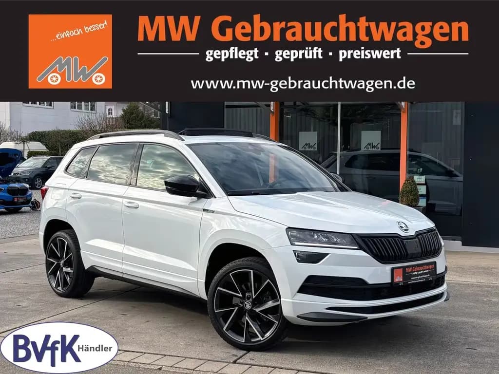 Main__Slider__Photo:Skoda Karoq 1.5TSI DSG SPORTLINE ACC 360° PANO AHK LED 02/2021-0