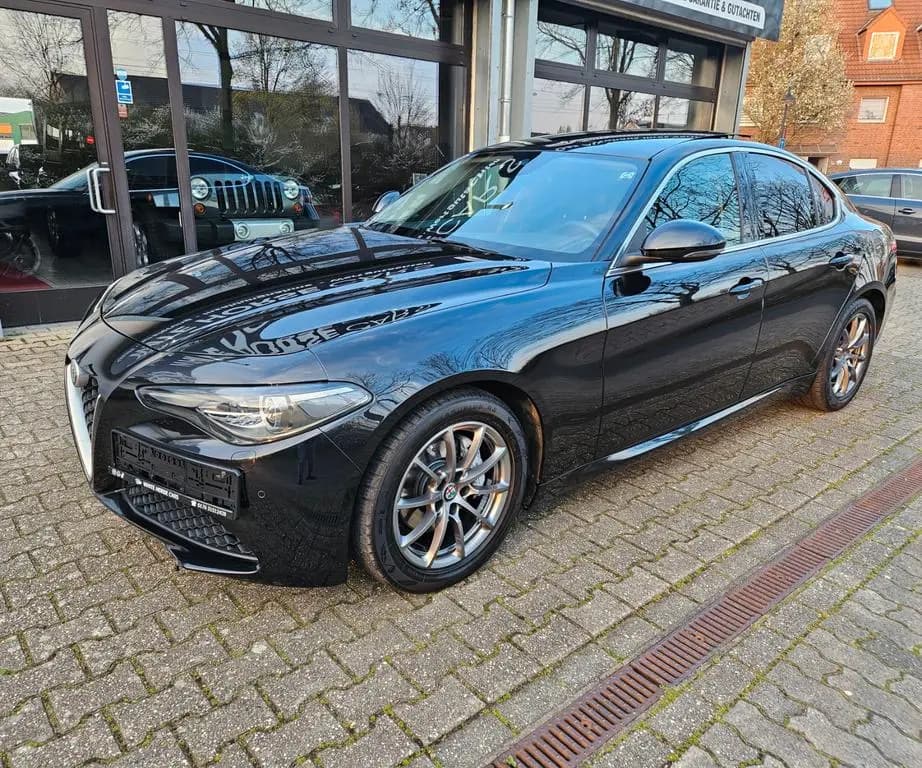 Main__Slider__Photo:Alfa Romeo Giulia Super PANO LEDER NAVI VOLL SHEFT TOP GEPF 12/2017-0