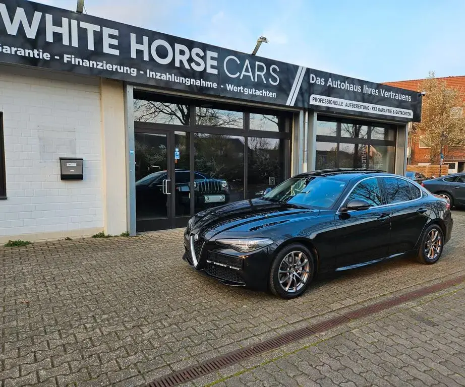Main__Slider__Photo:Alfa Romeo Giulia Super PANO LEDER NAVI VOLL SHEFT TOP GEPF 12/2017-1