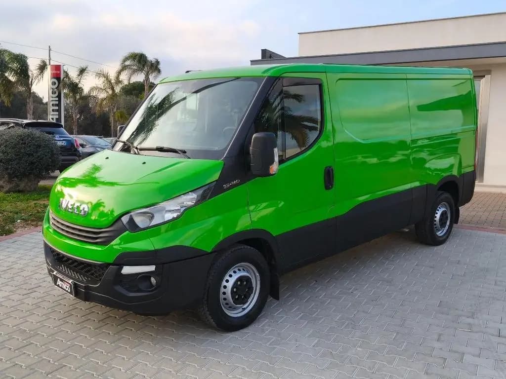 Main__Slider__Photo:Iveco Daily Daily 35S14 Furgone Medio Tetto Basso Ganc 10/2016-0