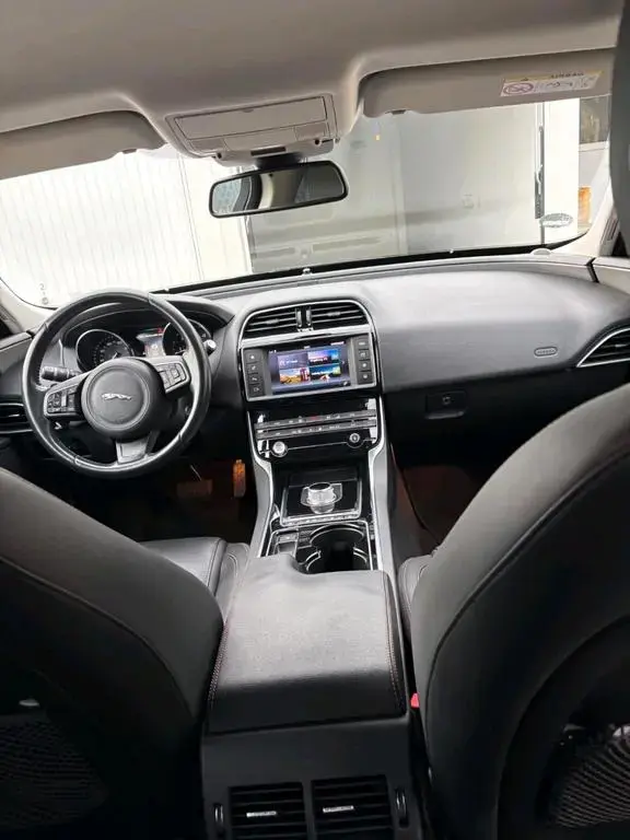 Main__Slider__Photo:Jaguar XE 20d Automatik 04/2016-1