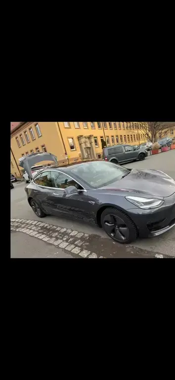 Main__Slider__Photo:Tesla Model 3 Standard-Reichweite Plus - Hinterrad... 03/2020-1