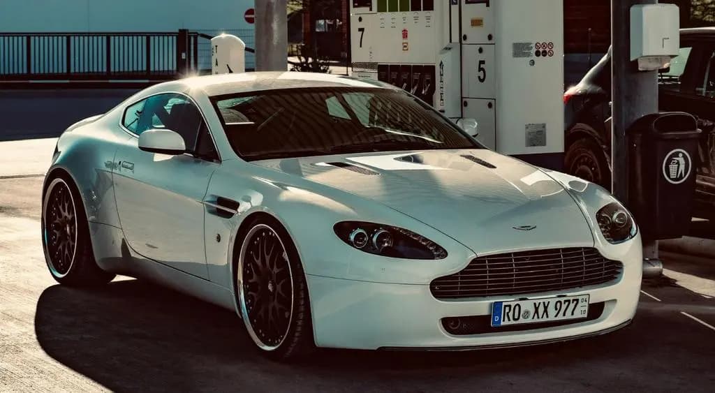 Main__Slider__Photo:Aston Martin V8 Vantage 4.3l - manual 07/2007-0