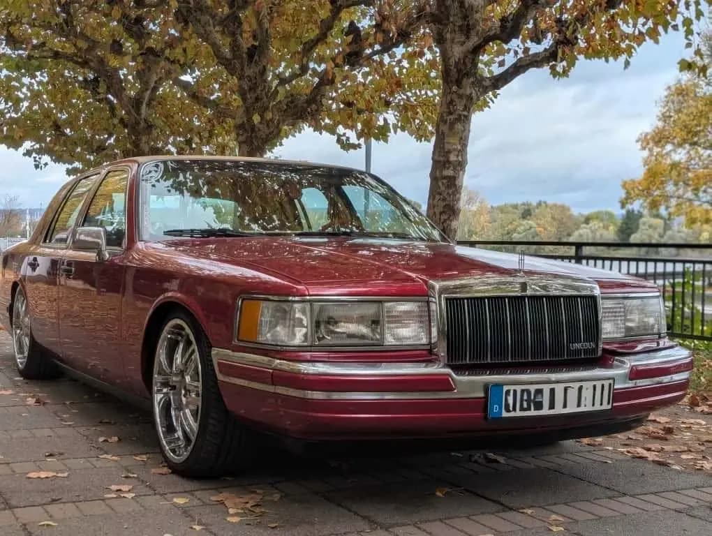 Main__Slider__Photo:Lincoln Town Car Signature Series 07/1991-0