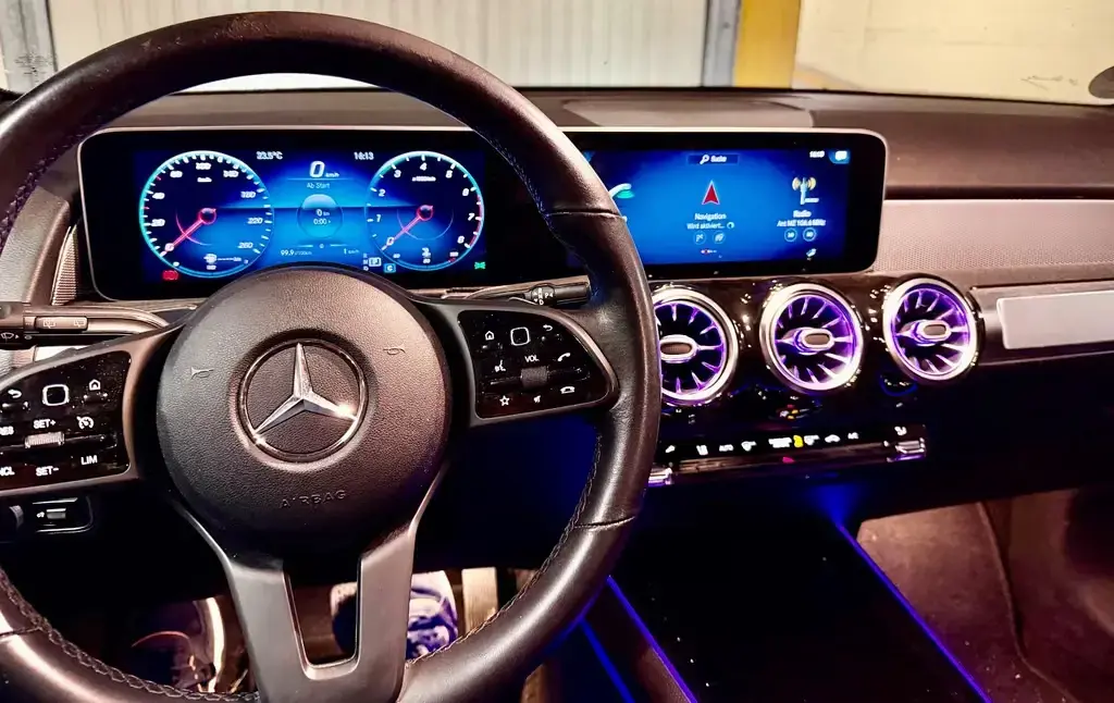 Main__Slider__Photo:Mercedes-Benz GLB 180 BenzinRentnerfahrzeug 03/2021-1
