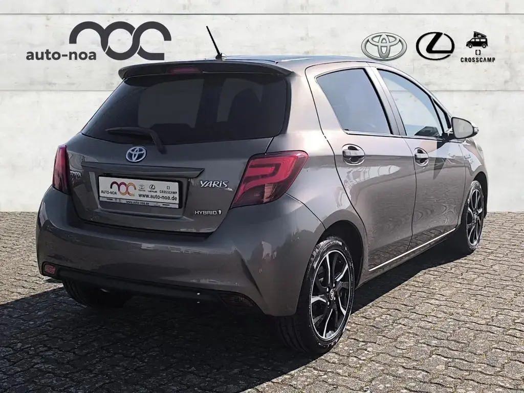 Main__Slider__Photo:Toyota Yaris Lounge Hybrid Mehrzonenklima SHZ Rückfahrk 12/2015-1