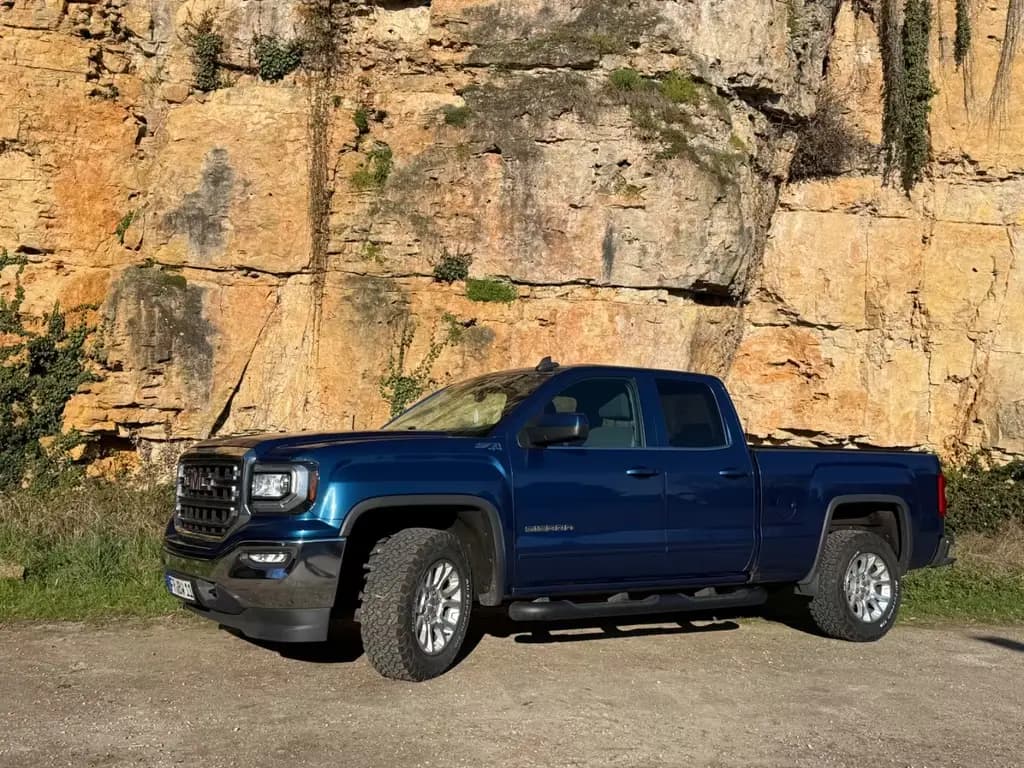 Main__Slider__Photo:GMC Sierra 1500 SLE Z71 4x4 6 Sitzer AHK 2m Bed 07/2017-0