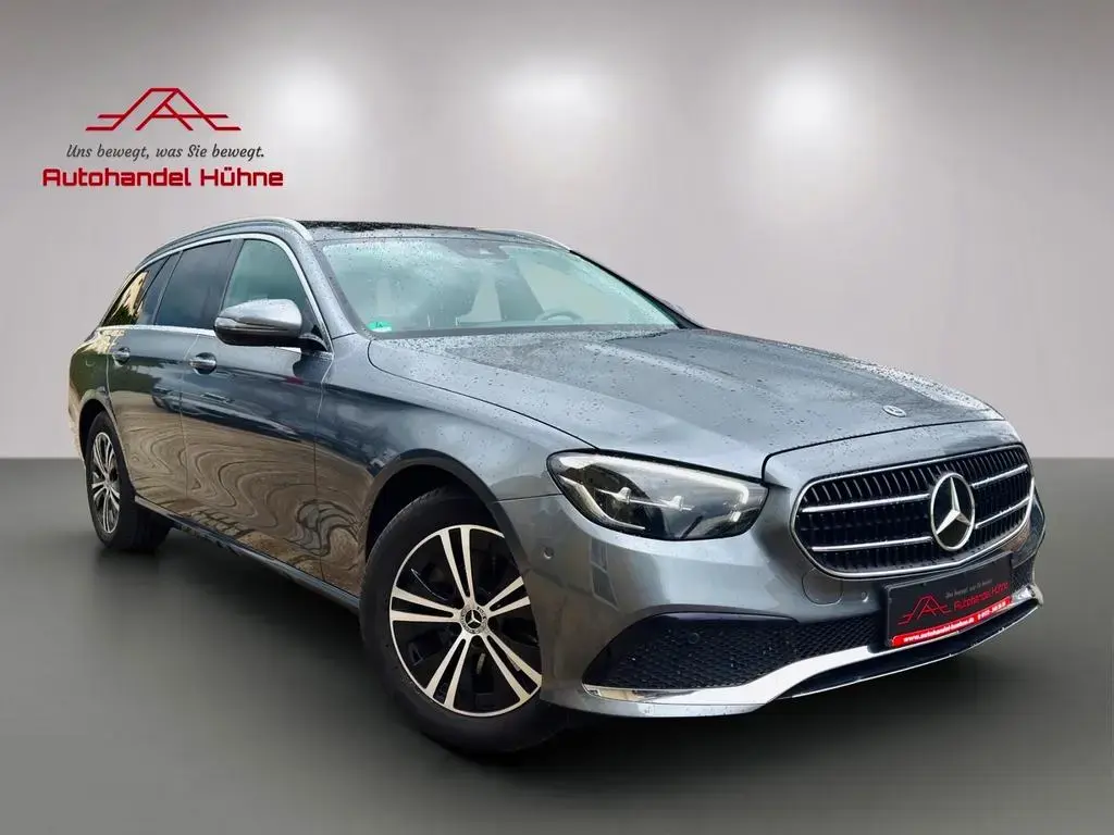 Main__Slider__Photo:Mercedes-Benz E-Class 200 T-Modell/Airmatic/Pano/AHK/Kamera 04/2022-1