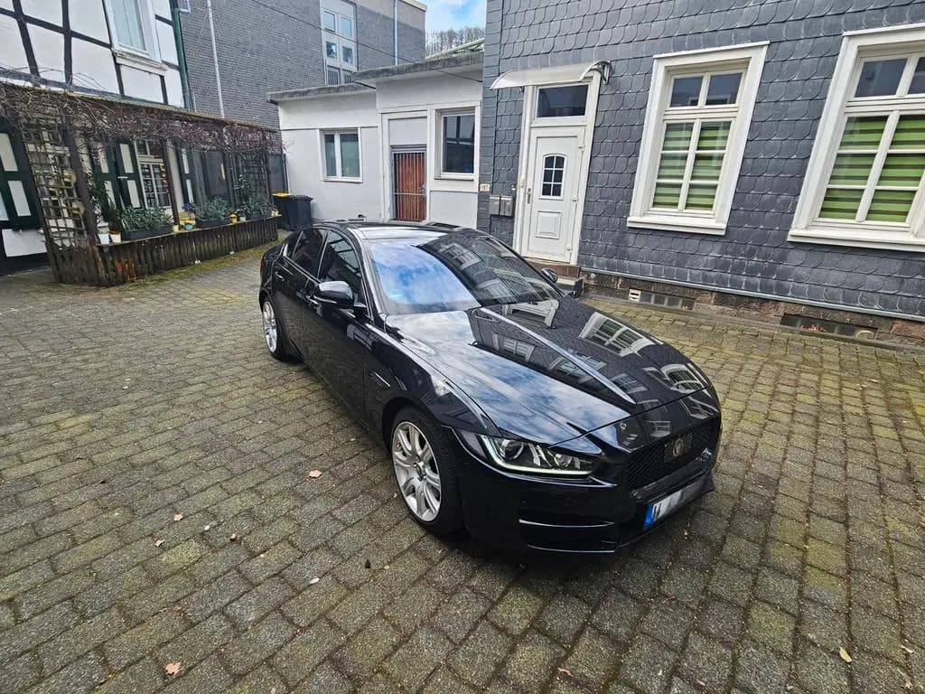 Main__Slider__Photo:Jaguar XE 20d 180PS Portfolio Automatik Portfolio 01/2017-0