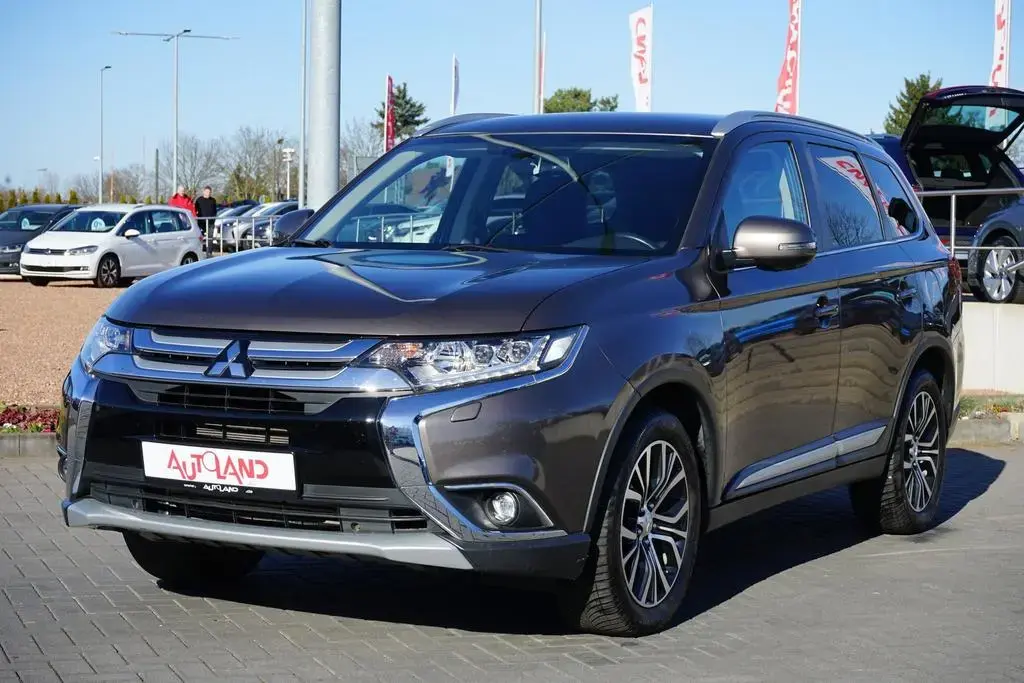 Main__Slider__Photo:Mitsubishi Outlander 2.4Hybrid PHEV Intro Edition 4WD 360° 03/2019-1