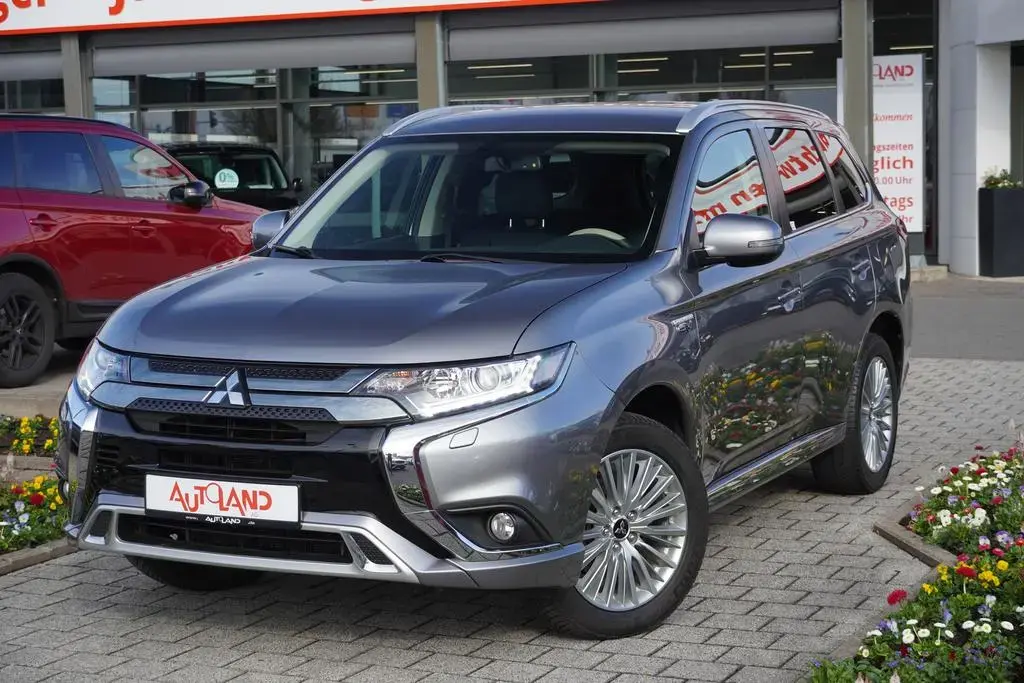 Main__Slider__Photo:Mitsubishi Outlander 2.4Hybrid PHEV 4WD Klimaaut. Navi AHK 10/2020-1
