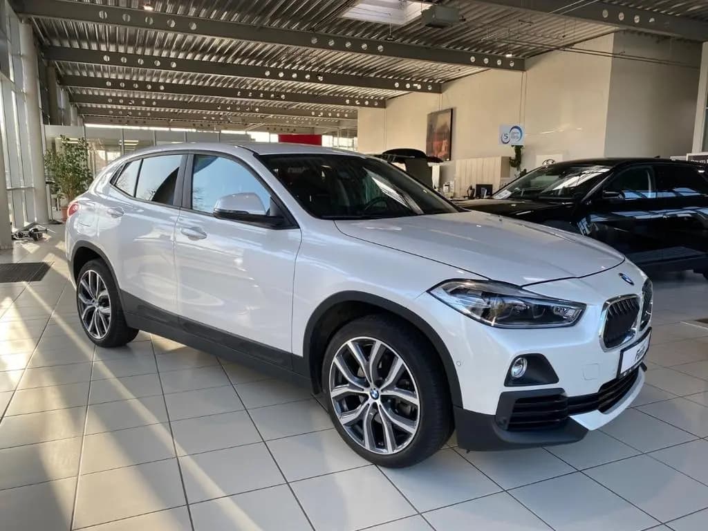 Main__Slider__Photo:BMW X2 sDrive 20 i Advantage HUD Navi LED Kamera El. 05/2019-0