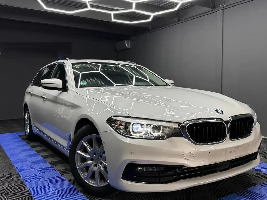 Main__Slider__Photo:BMW 5 Series 520d Touring A-StHz-PANO-Kam-Navi 02/2018-0