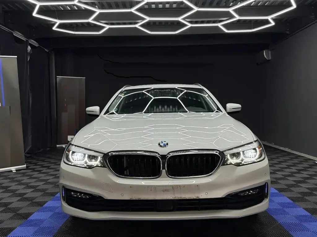 Main__Slider__Photo:BMW 5 Series 520d Touring A-StHz-PANO-Kam-Navi 02/2018-1