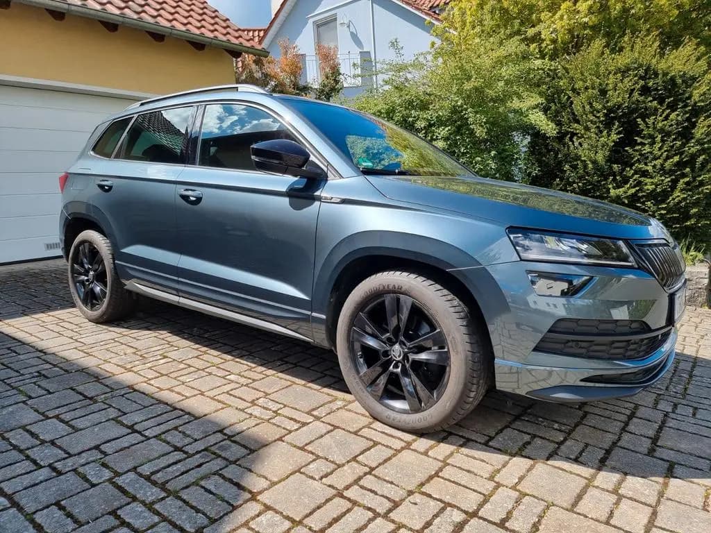 Main__Slider__Photo:Skoda Karoq 2.0l TSI 7- Gang DSG Allrad SPORTLINE AHK 09/2019-0