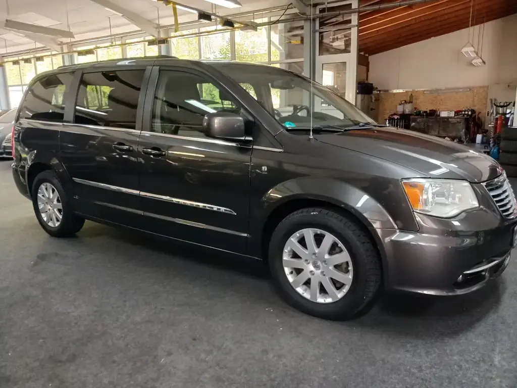 Main__Slider__Photo:Chrysler Other Town & Country  7 SITZER AUTOM LEDER NAVI KAMERA 07/2016-1