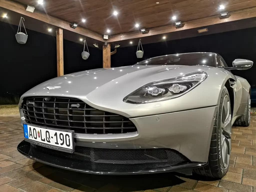 Main__Slider__Photo:Aston Martin DB11 5.2 V12 01/2017-0