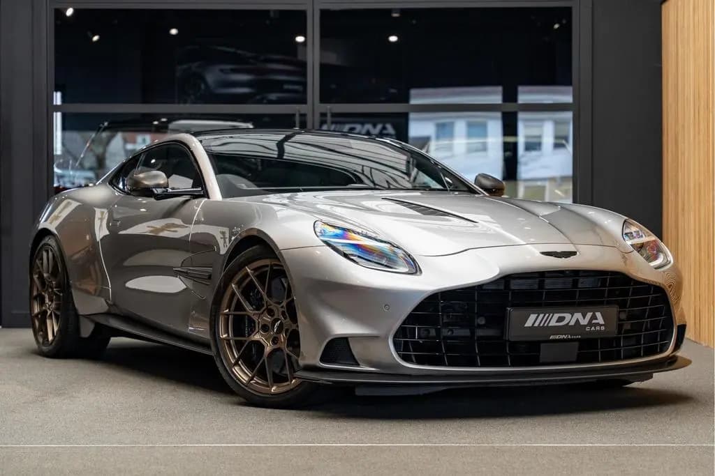 Main__Slider__Photo:Aston Martin Vanquish V12 Carbon Keramisch 6.0 V12 Forest Gre 09/2024-0