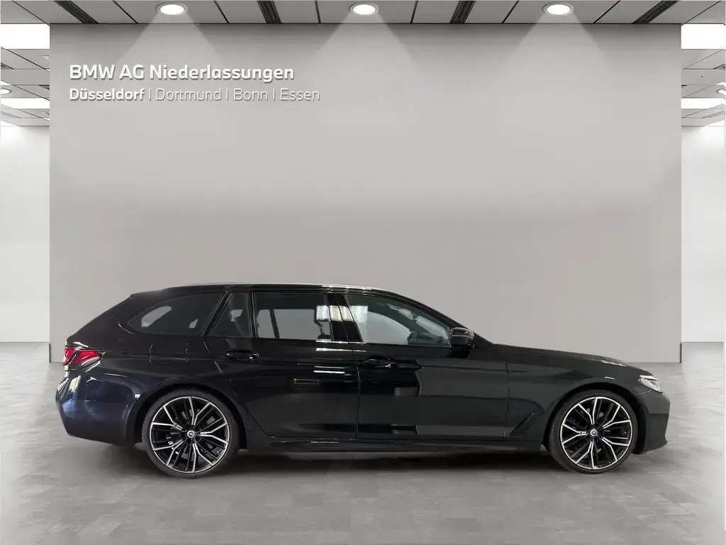 Main__Slider__Photo:BMW 5 Series 520d xDrive Touring M Sport AHK Harman/K Kamera 02/2023-1
