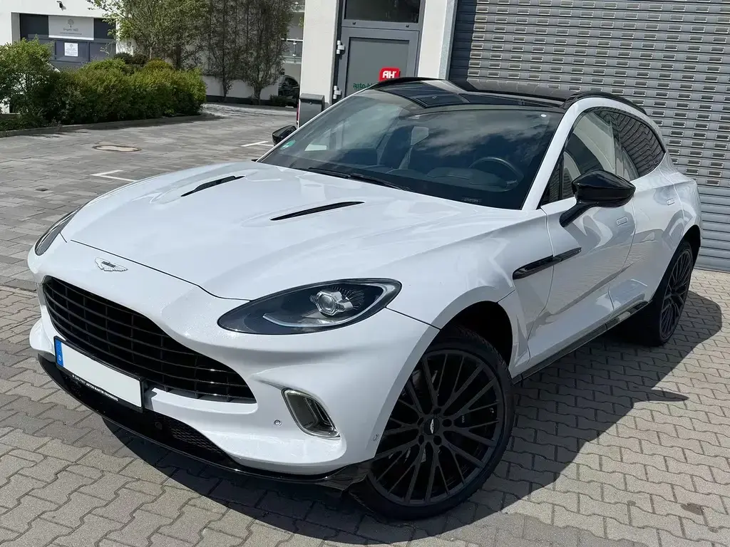Main__Slider__Photo:Aston Martin DBX 550 23 Zoll Sportauspuff Black Pack Panorama 04/2023-1
