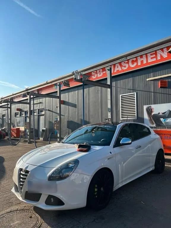 Main__Slider__Photo:Alfa Romeo Giulietta Quadrifoglio 03/2011-0