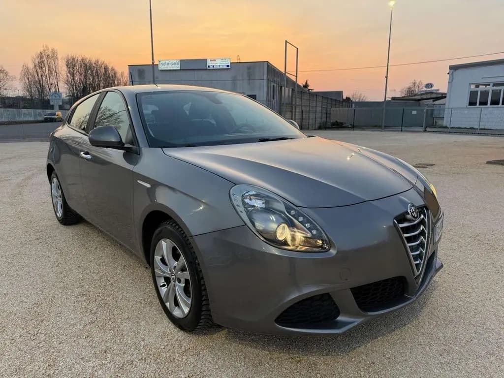 Main__Slider__Photo:Alfa Romeo Giulietta 1.6 jtdm Distinctive 120cv 01/2016-0