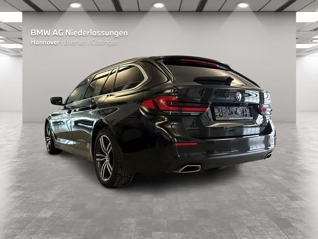 Main__Slider__Photo:BMW 5 Series 520d Touring AHK LiveCockpitProf Head-Up Kamera 03/2023-1