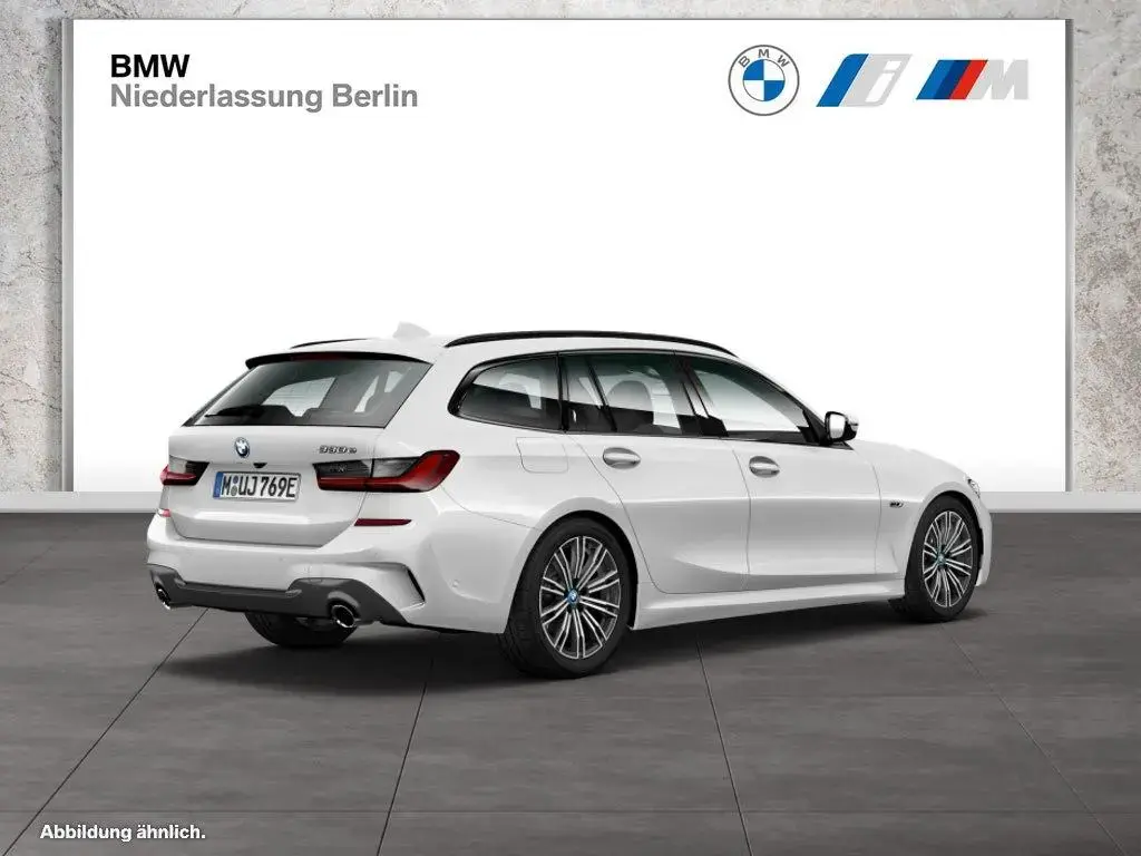 Main__Slider__Photo:BMW 3 Series 330e Touring M Sport LiveCockpitProf Head-Up 12/2021-1