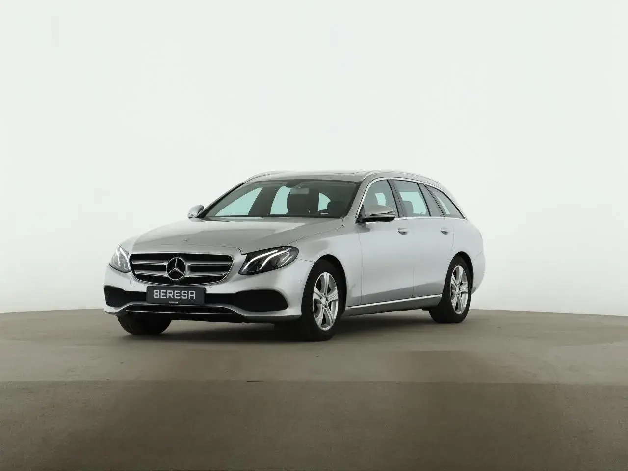 Main__Slider__Photo:Mercedes-Benz E-Class 250 01/2017-1